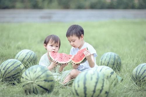 孩子吃瓜吃到自己家,孩子意外吃瓜引发的温馨家庭趣事